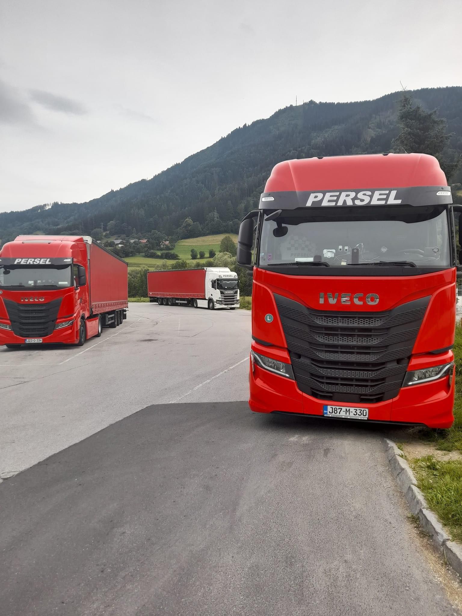 Crveni Iveco S-Way kamioni Persel Transport na planinskoj ruti kroz Sloveniju — pogled s prednje strane