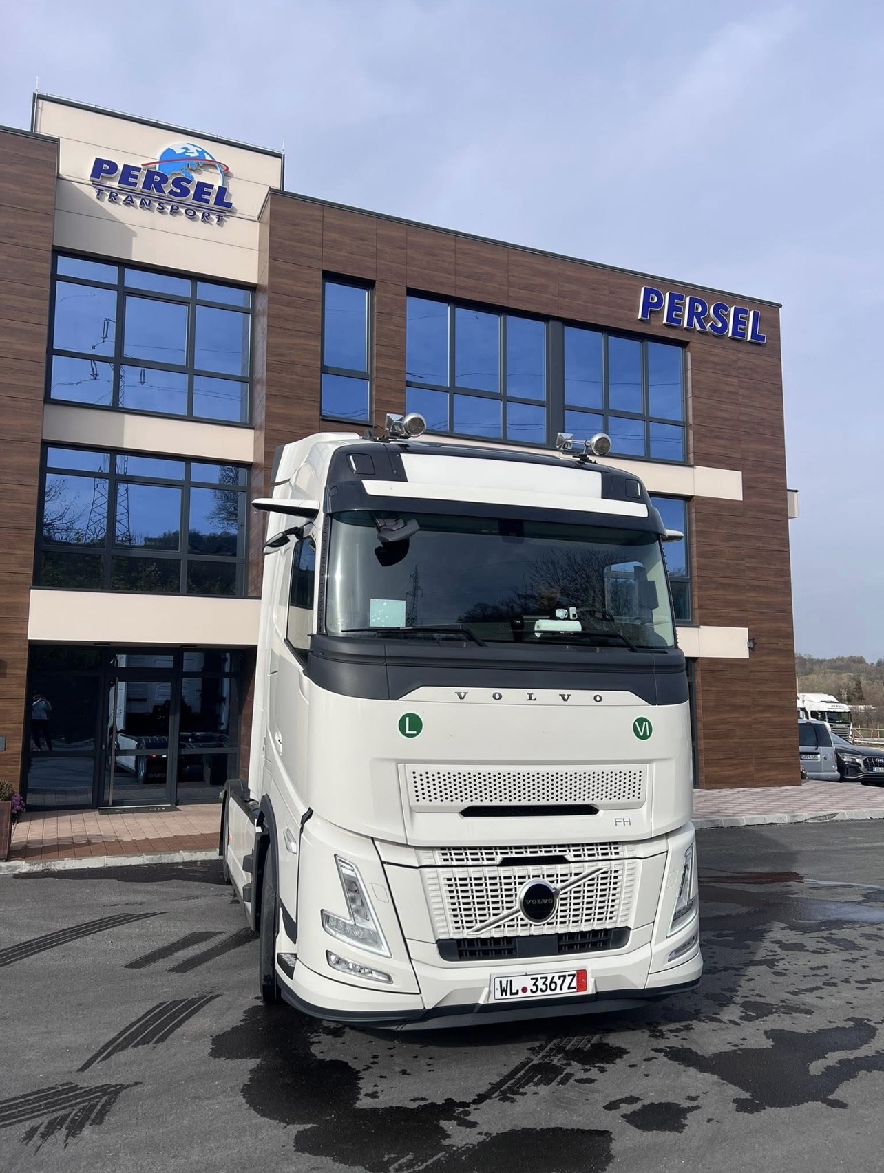 Bijeli Volvo FH kamion Persel Transport ispred sjedišta firme u Srebreniku — frontalni dnevni pogled