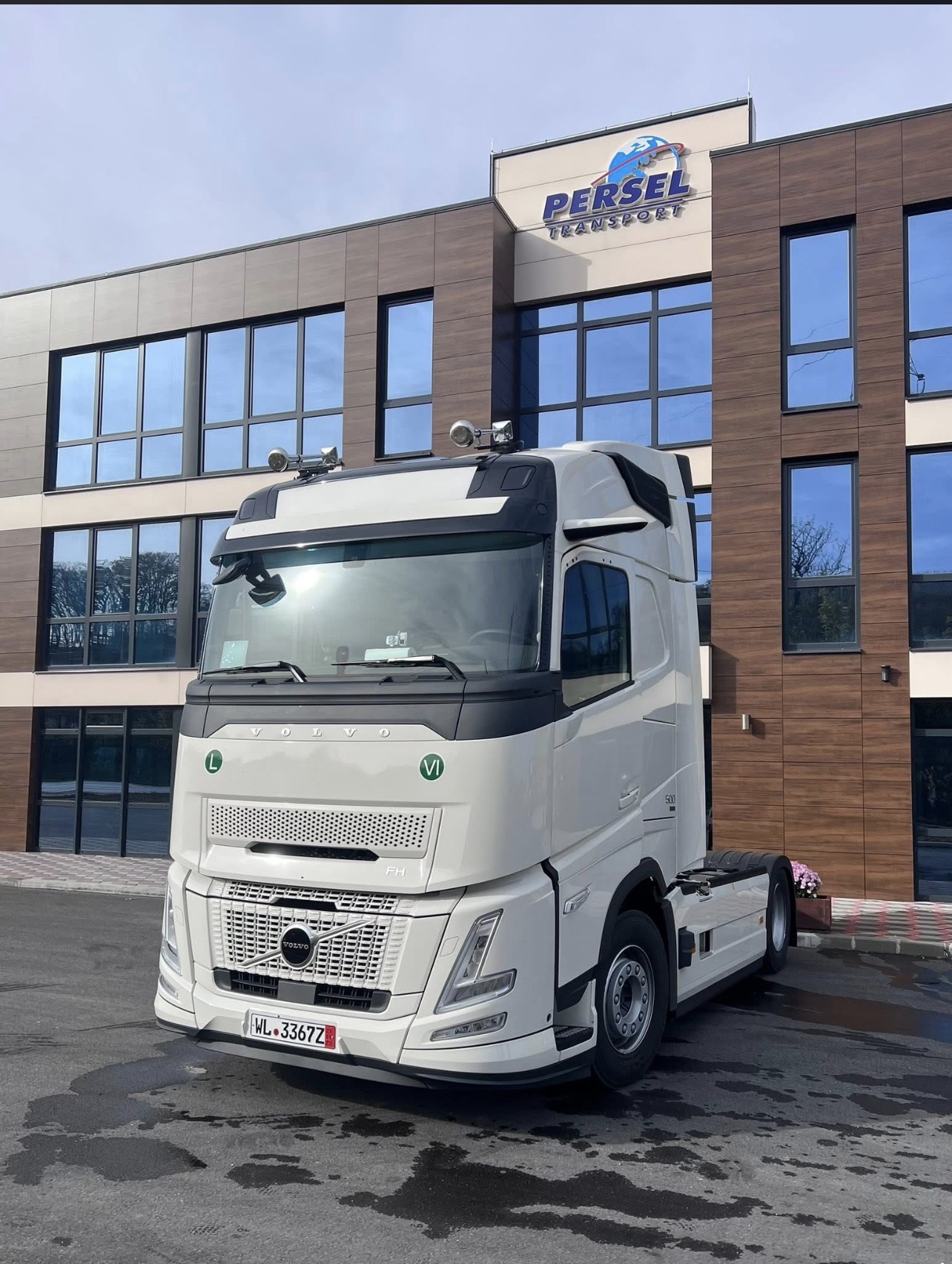 Volvo FH 500 kamion Persel Transport, pogled s prednje desne strane, u dnevnom svjetlu