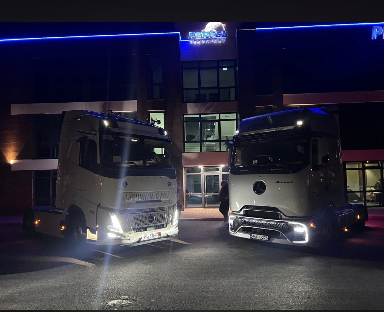 Volvo FH i Mercedes-Benz Actros L osvijetljeni noću ispred sjedišta Persel Transport u Srebreniku