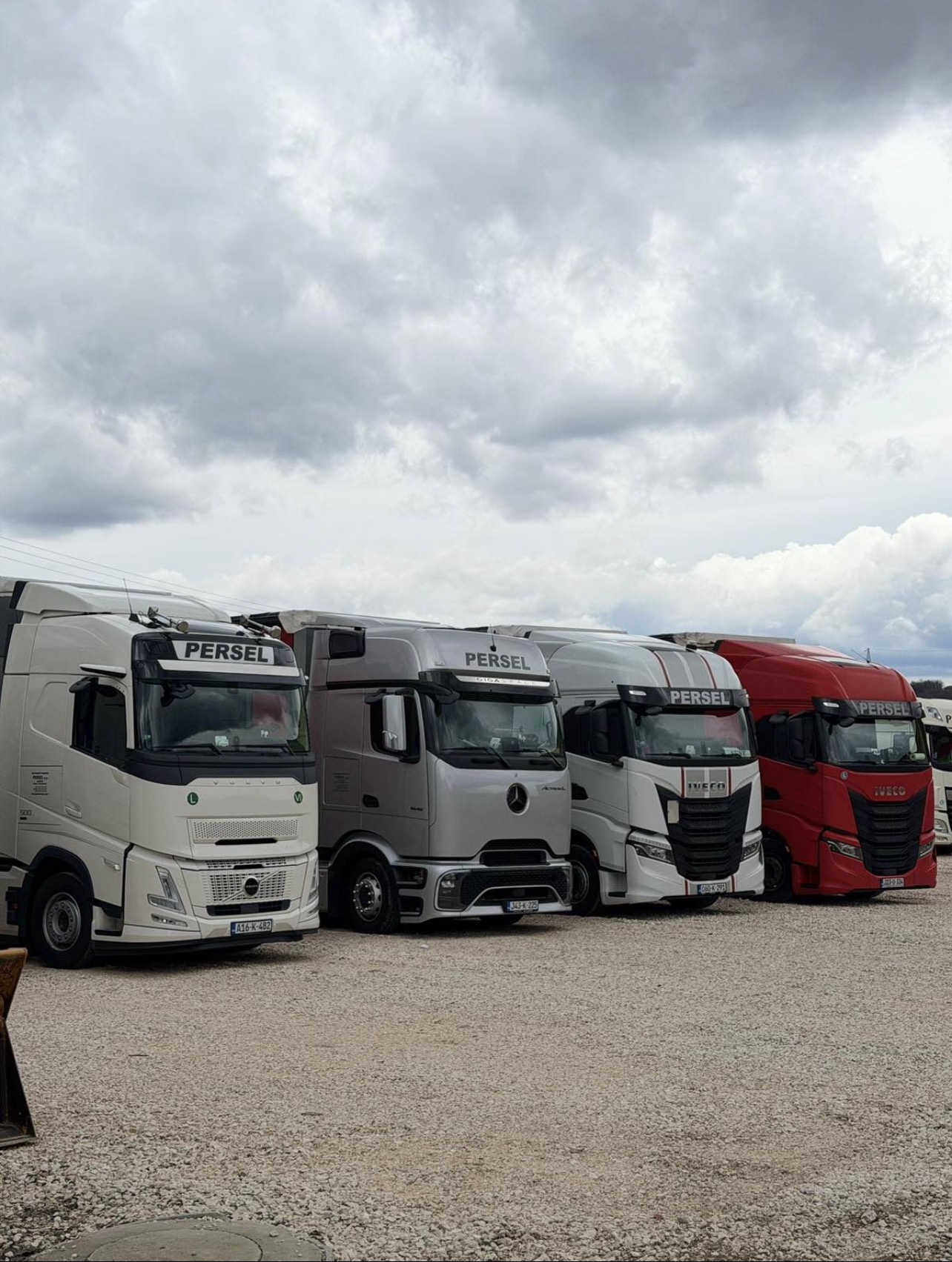 Red kamiona voznog parka Persel Transport — Volvo FH, Mercedes-Benz Actros i Iveco, svaki s natpisom PERSEL